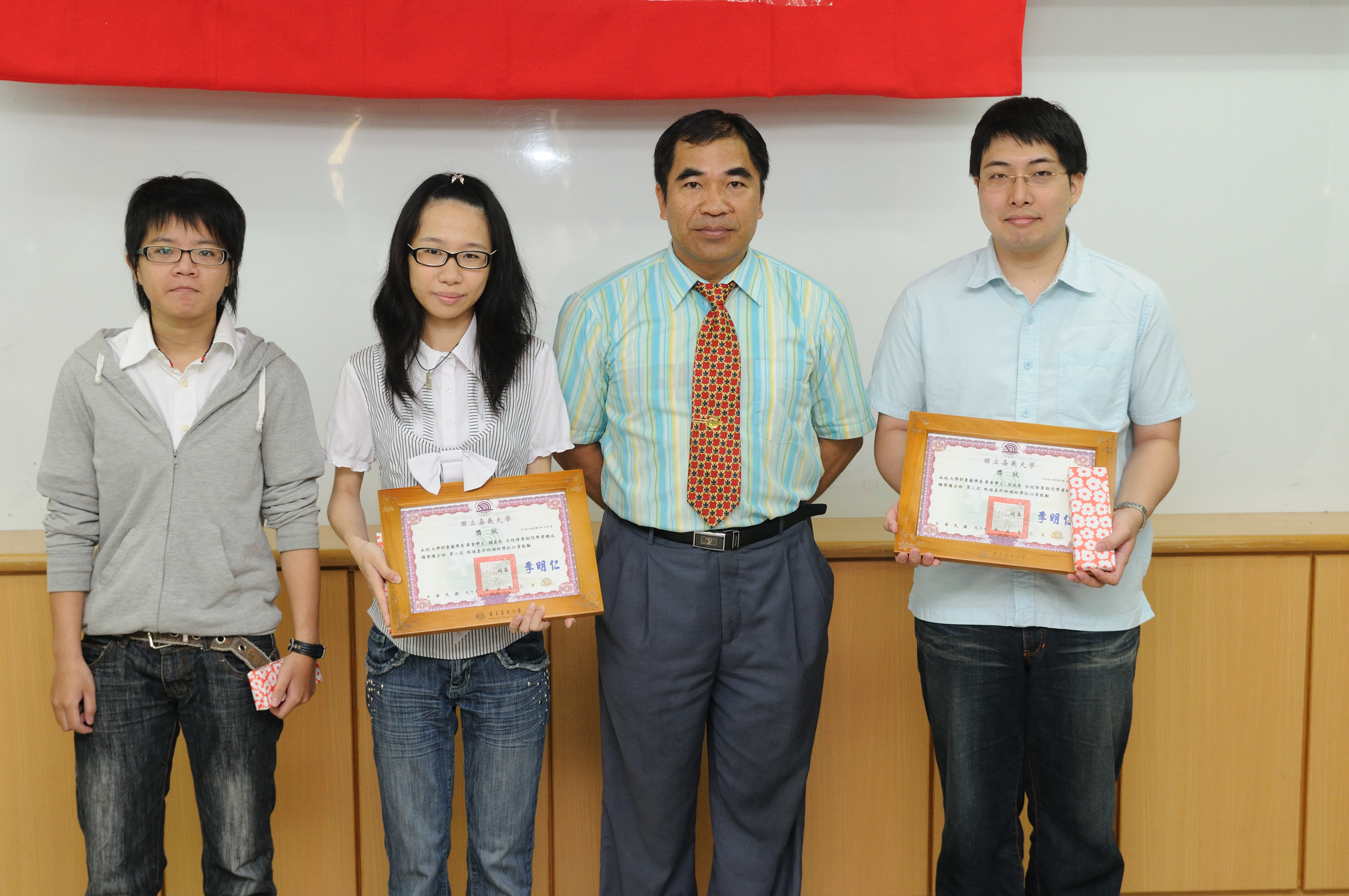 頒發四年學業成績前三名，左起：謝宛璘、賴姿岑、李伯偉與系主任合影