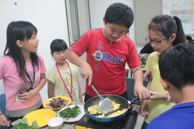 學童自行烹煮午餐