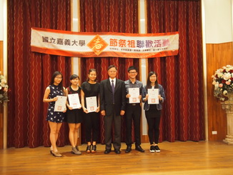 林瑞隆處長(右3)頒發僑生學行優良獎狀(國際學生事務組提供)