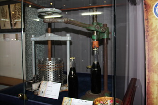 手動醬醪壓榨機(左)及手動壓蓋器