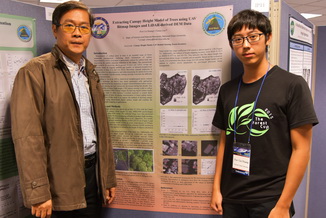 林金樹教授(左)與黃柏霖於韓國釜慶大學獲獎海報前合影