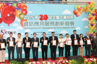 洪燕竹主任(左3)代表學校領取「傑出貢獻獎」(洪燕竹提供)