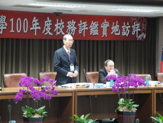 In the Campus Visit of the University Academic Affairs Evaluation 2011, NCYU President Lee Ming-Jen introduced the supervisors and gave a speech.