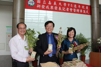 The “NCYU Newly-Bred Soybean – Golden Dew” naming ceremony was co-hosted NCYU President Chiou Yi-Yuan(among),Huang Mei-Hua(right) and Liu Qi-Dong 