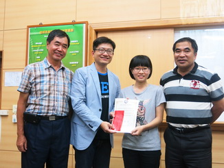 Li Yi-Bei(right 2) and her teachers