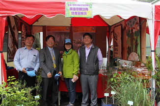 左起:何坤益主任、邱義源校長、楊瑞芬副處長、李安勝主任參觀嘉大培育之精油樹種及產品