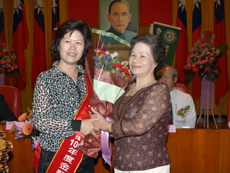 Xu Mei-Qi, chief of Puli Water Bamboo Shoot Farm, received the bouquet by her monther .