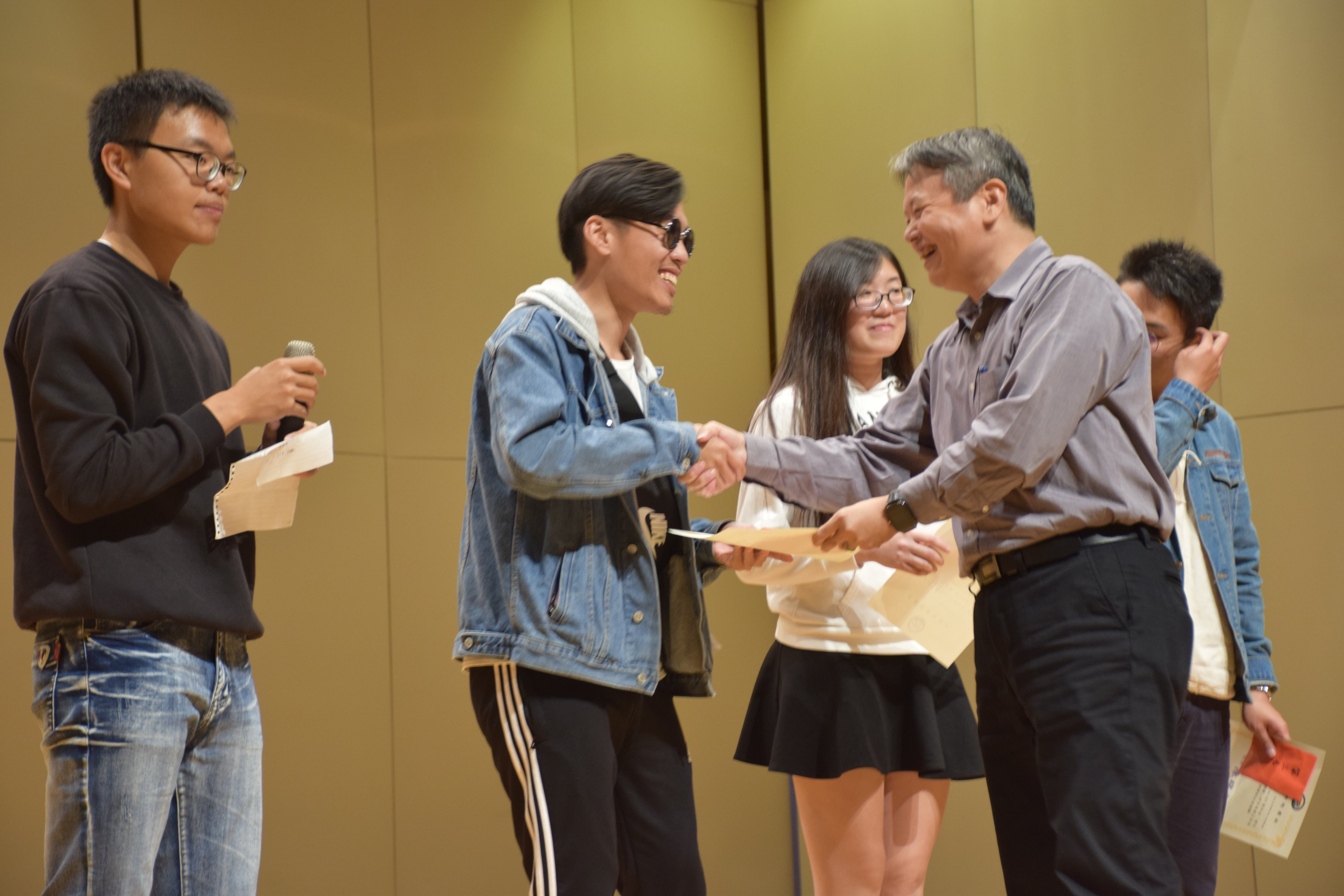 卡拉OK競賽第一名何劉健威學院長頒發獎狀及獎金