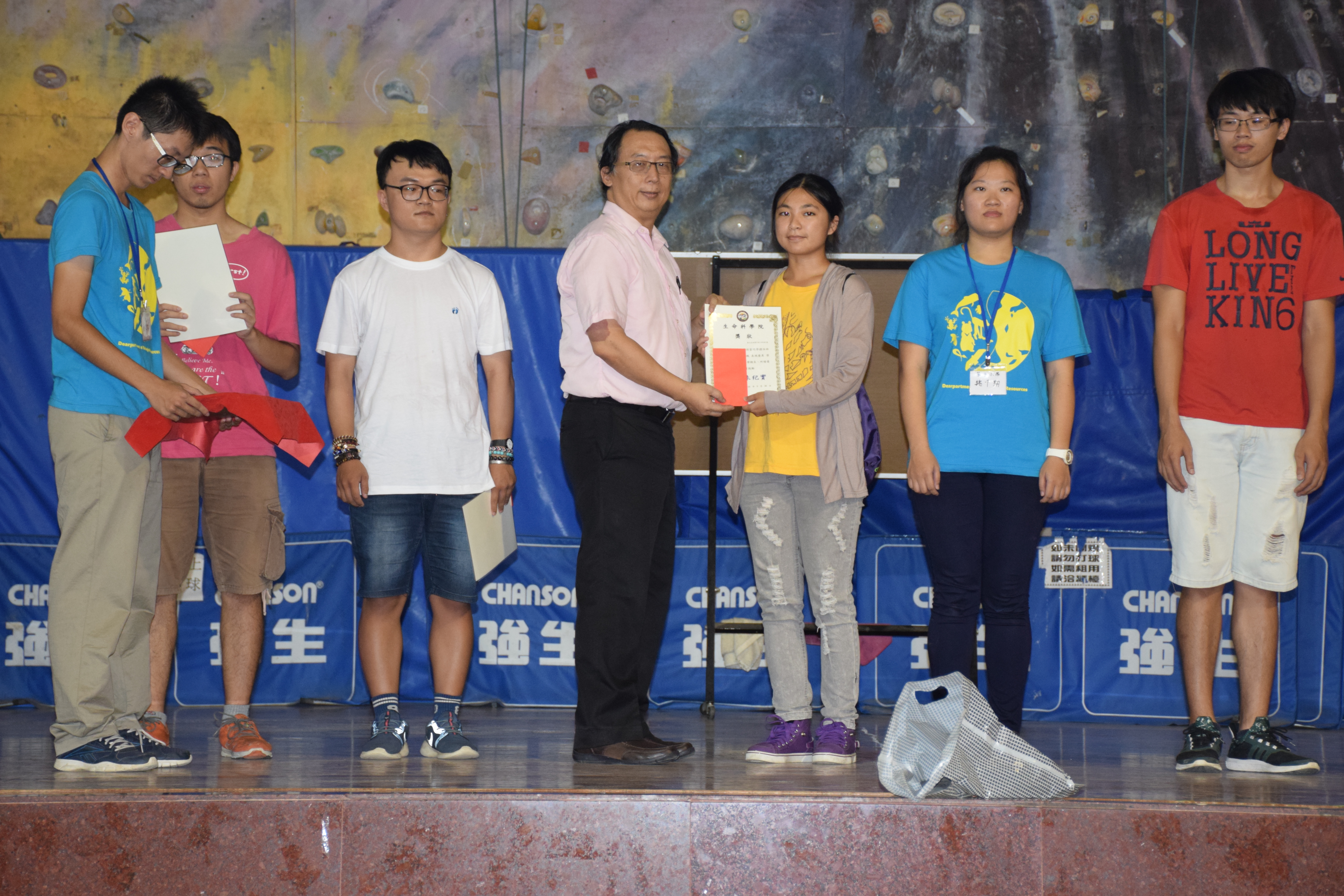 生物資源學系黃羽萱同學榮獲104學年度第2學期績優幹部院長頒發獎狀及獎品