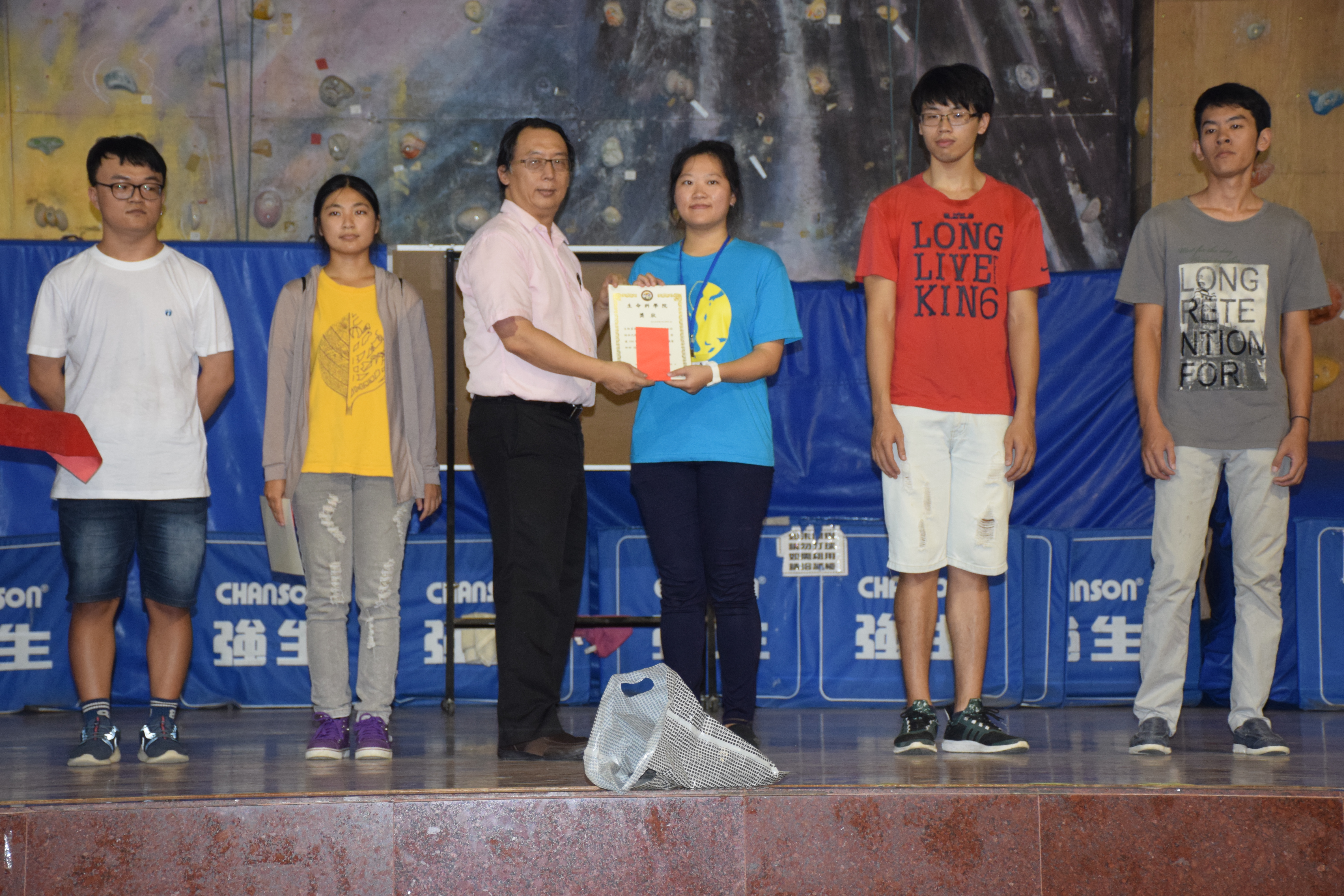 生物資源學系魏千祥同學榮獲104學年度第2學期績優幹部院長頒發獎狀及獎品