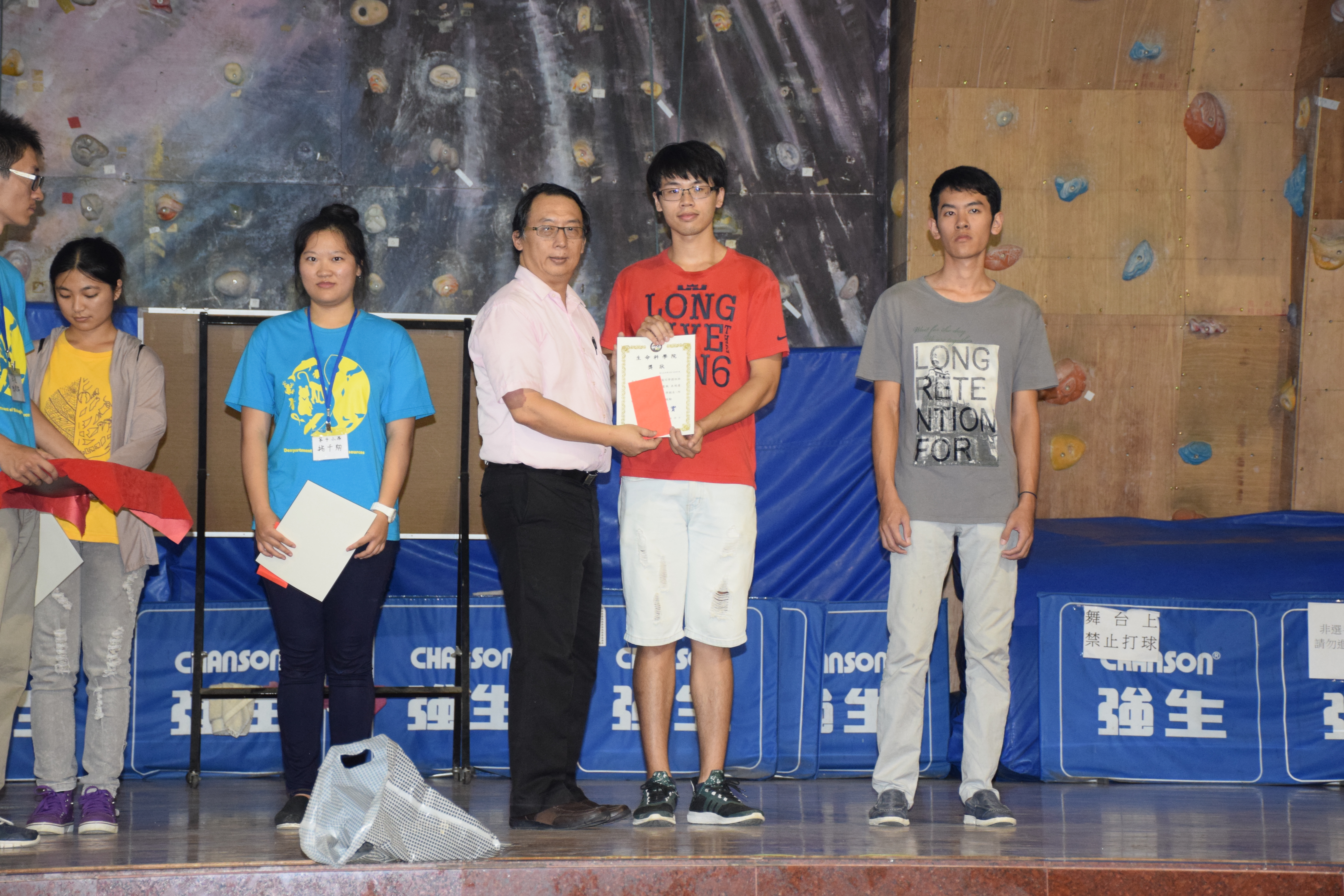 生化科技學系詹勝甯同學榮獲104學年度第2學期績優幹部院長頒發獎狀及獎品