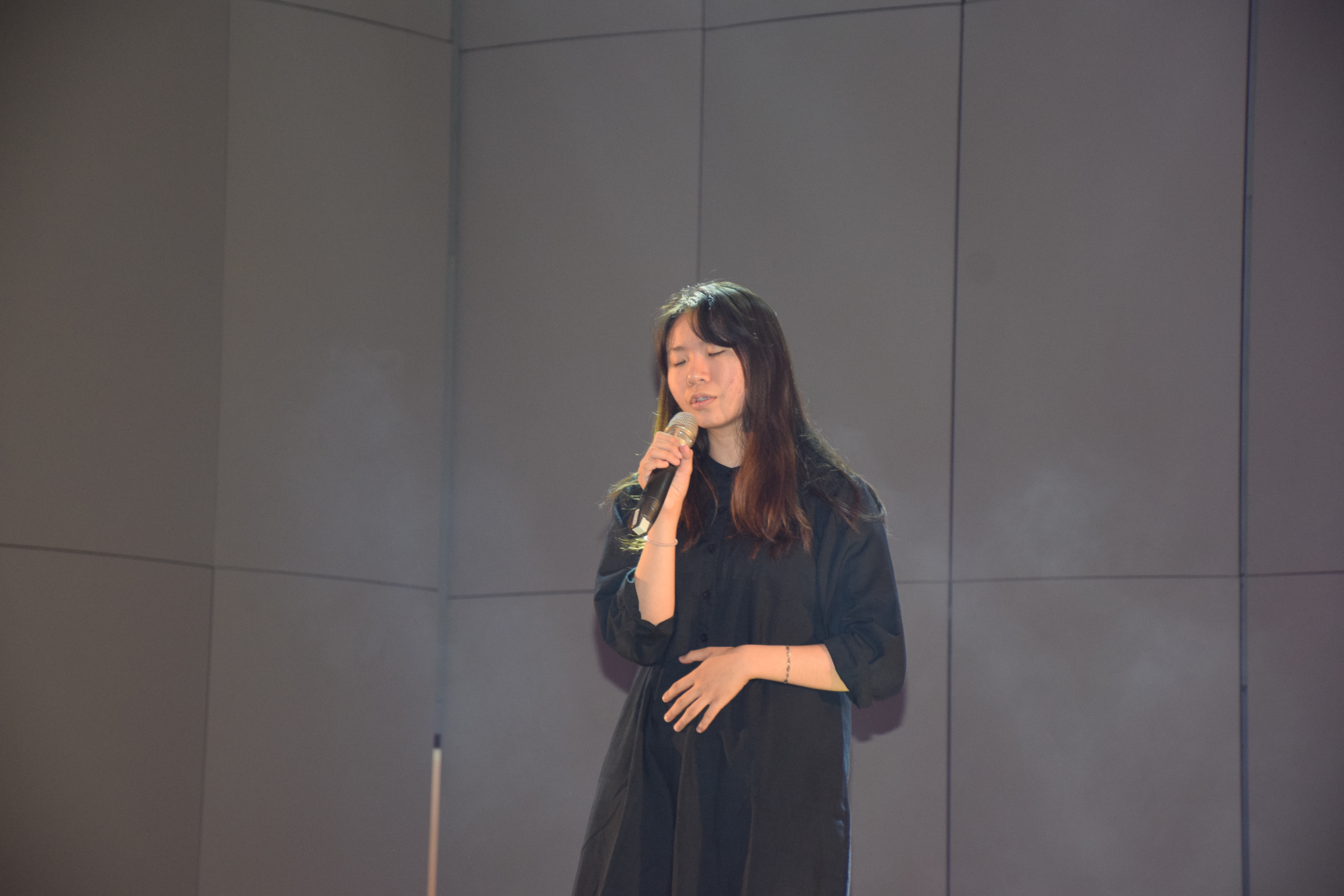 卡拉OK競賽參賽選手謝欣純演唱