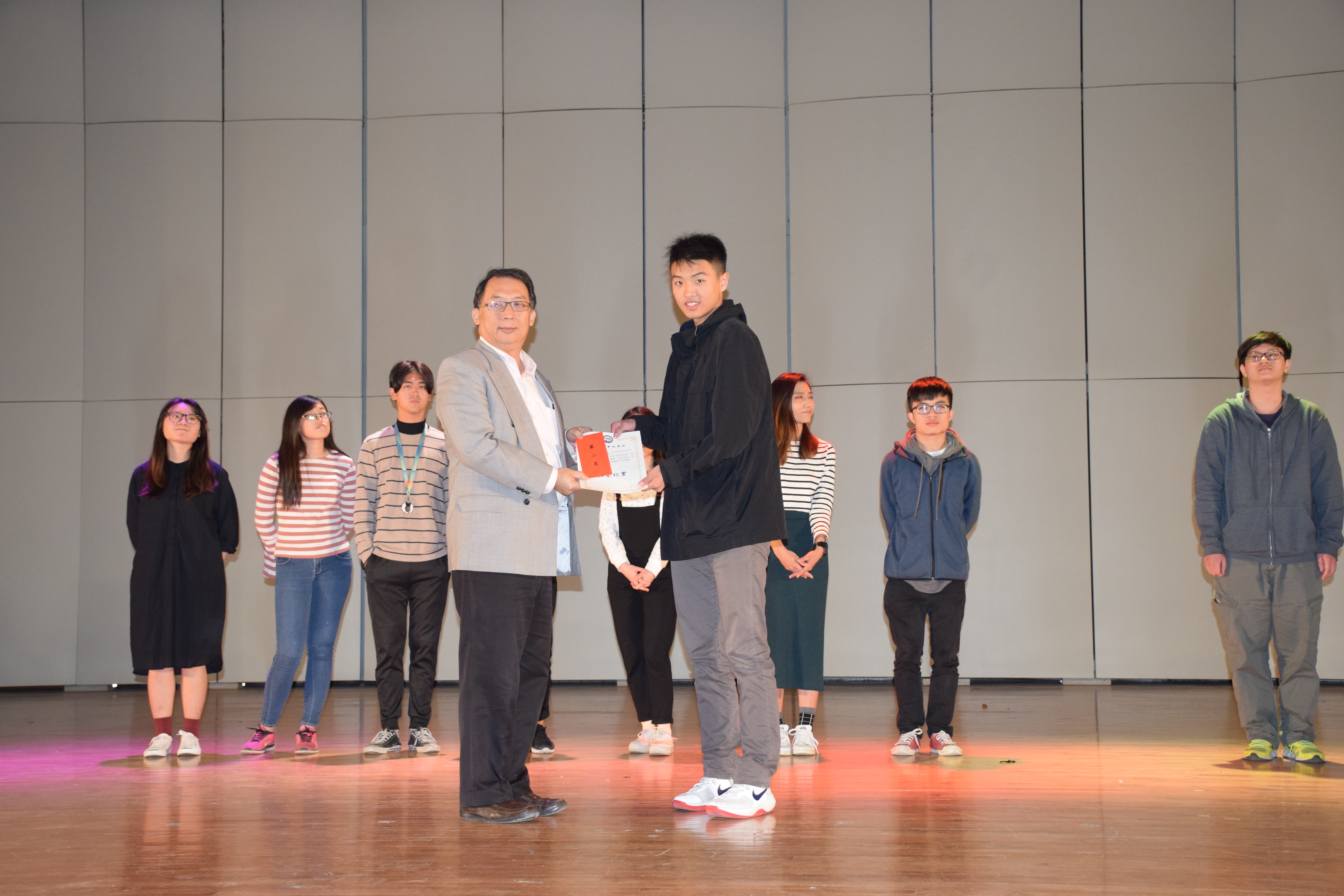 卡拉OK競賽第二名陳宇成同學院長頒發獎狀及獎金