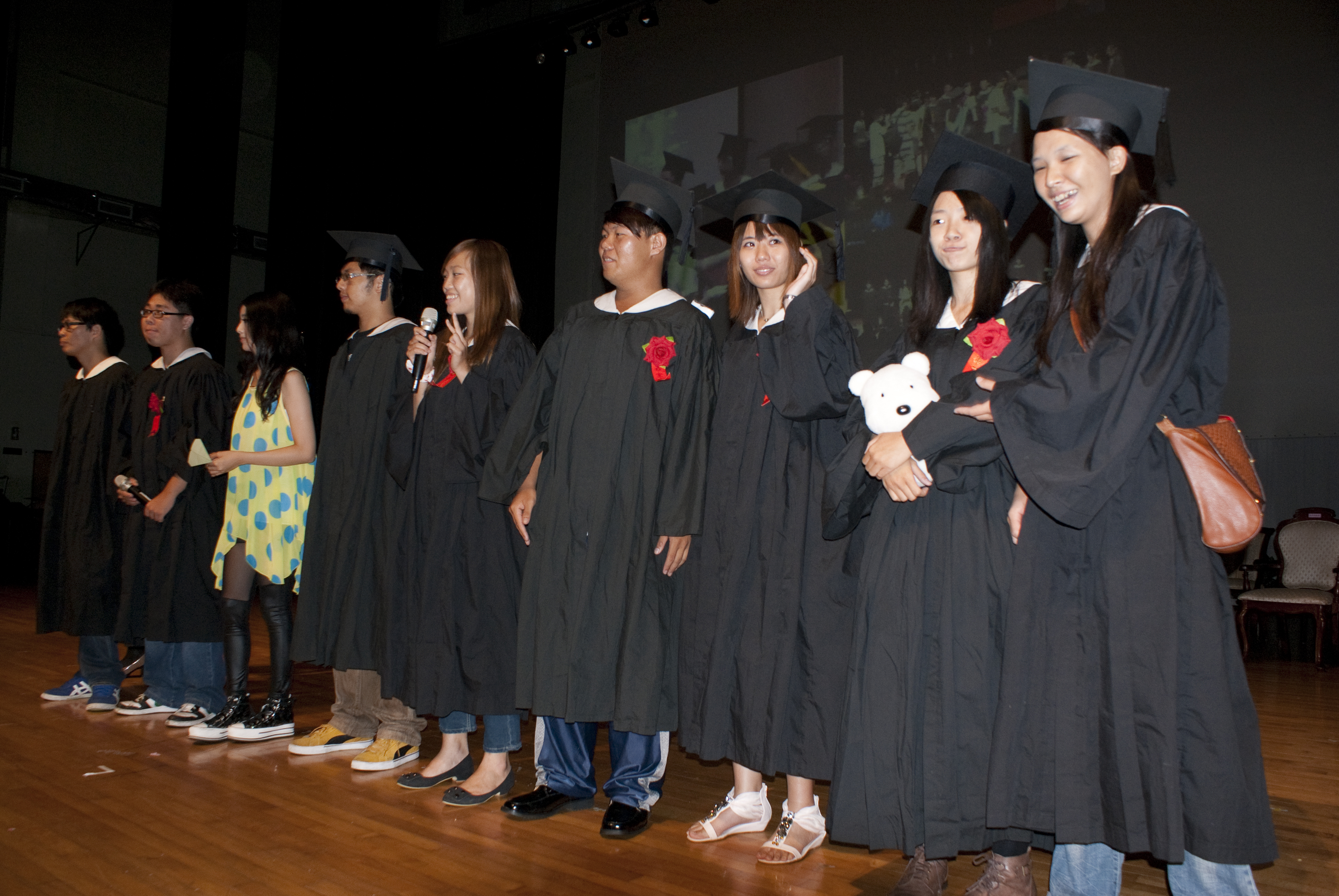魏暉倪同學也邀請現場畢業生一同歌唱，一同同樂