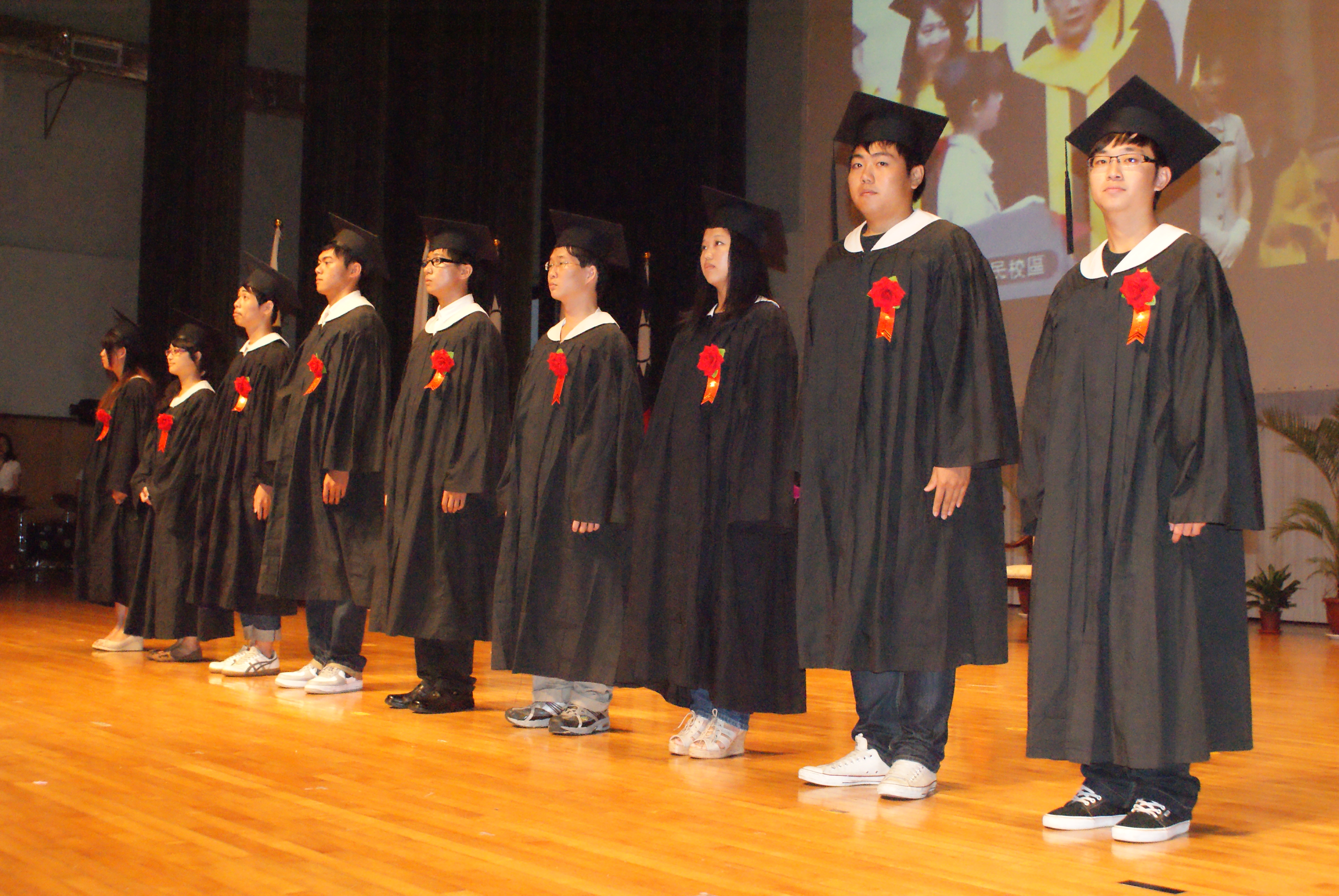 邱義源校長為各學生代表進行畢業儀式
