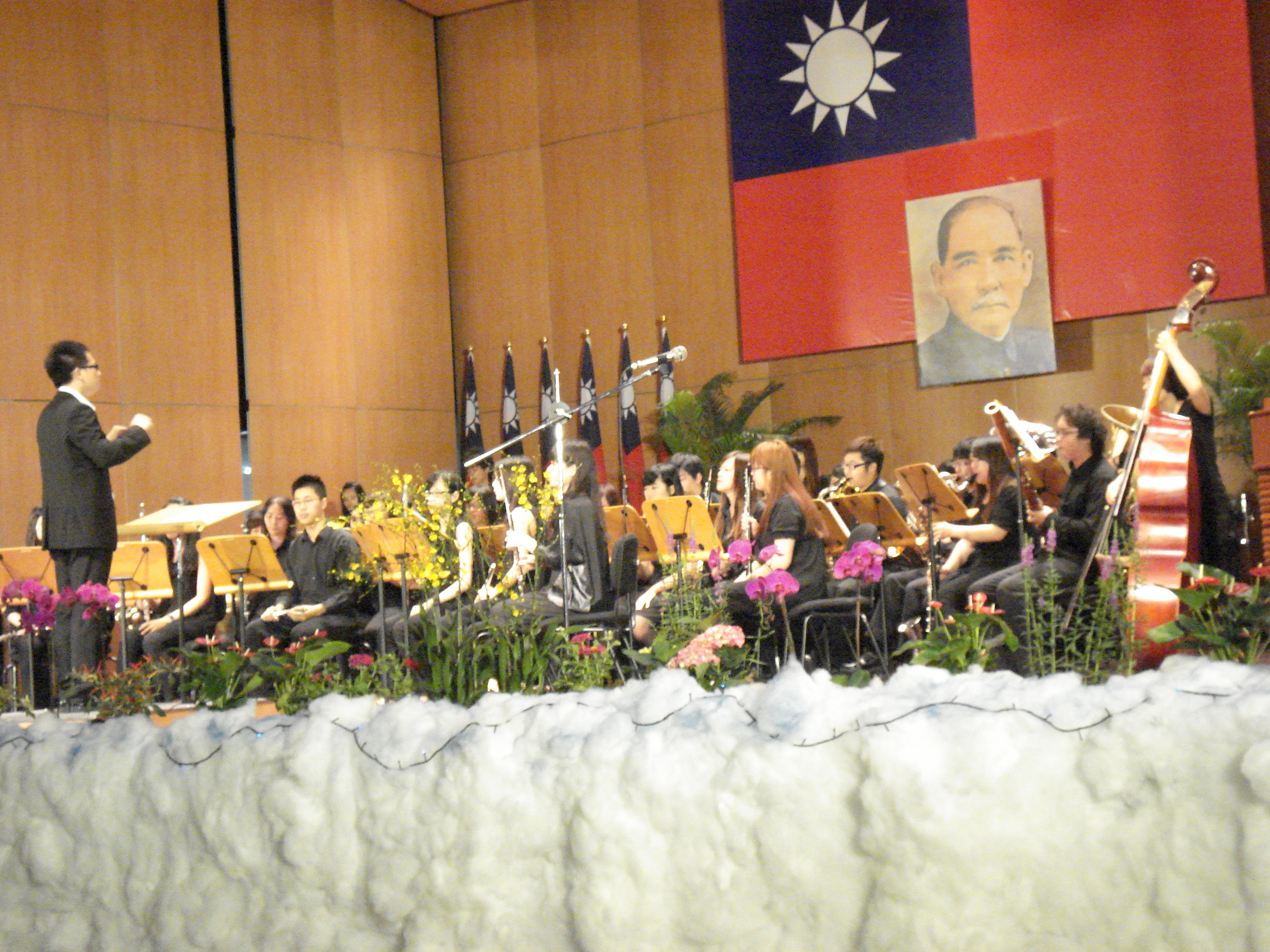 （民雄校區）人文藝術學院管樂團帶來的音樂饗宴，為民雄校區畢業典禮揭開序幕