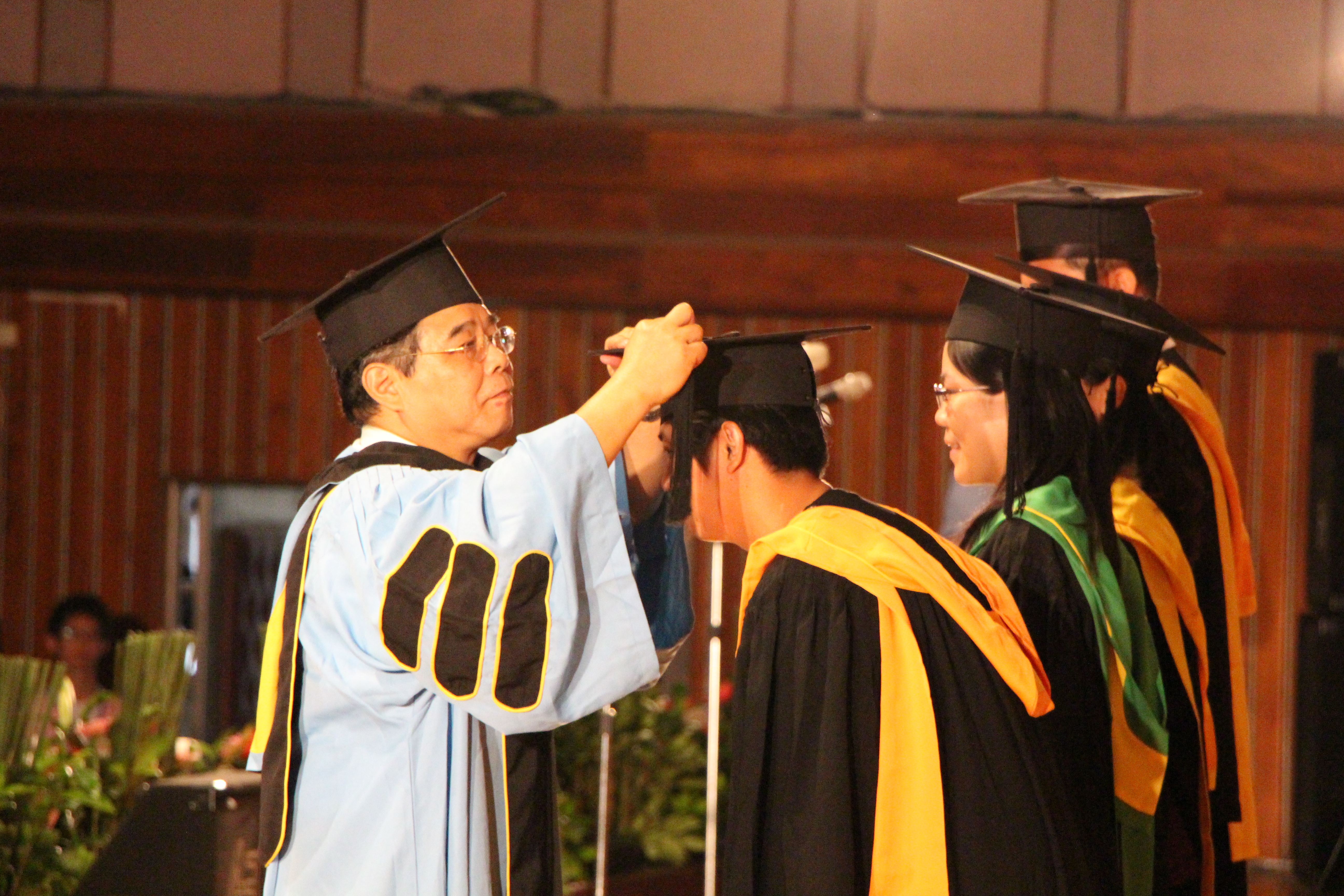 （蘭潭校區）吳副校長煥烘為每個碩士畢業生代表進行畢業儀式，並頒發證書，予以祝福與肯定