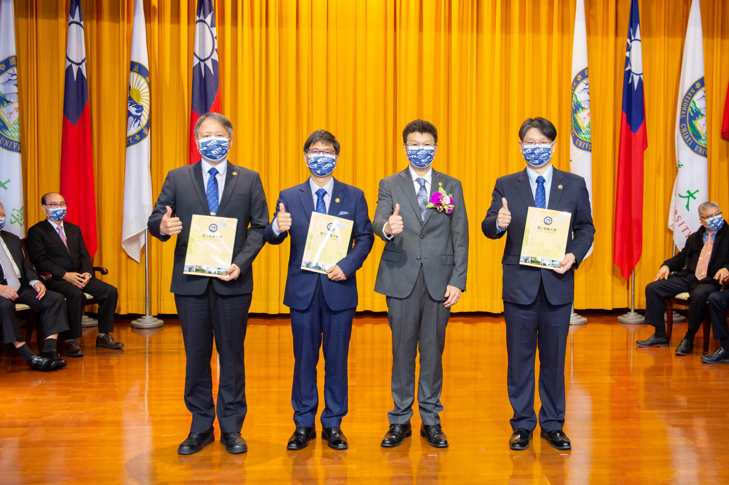 2-校長(右2)與三位副校長陳瑞祥(左1)教授、張俊賢(左2)教授、李鴻文(右1)教授合影