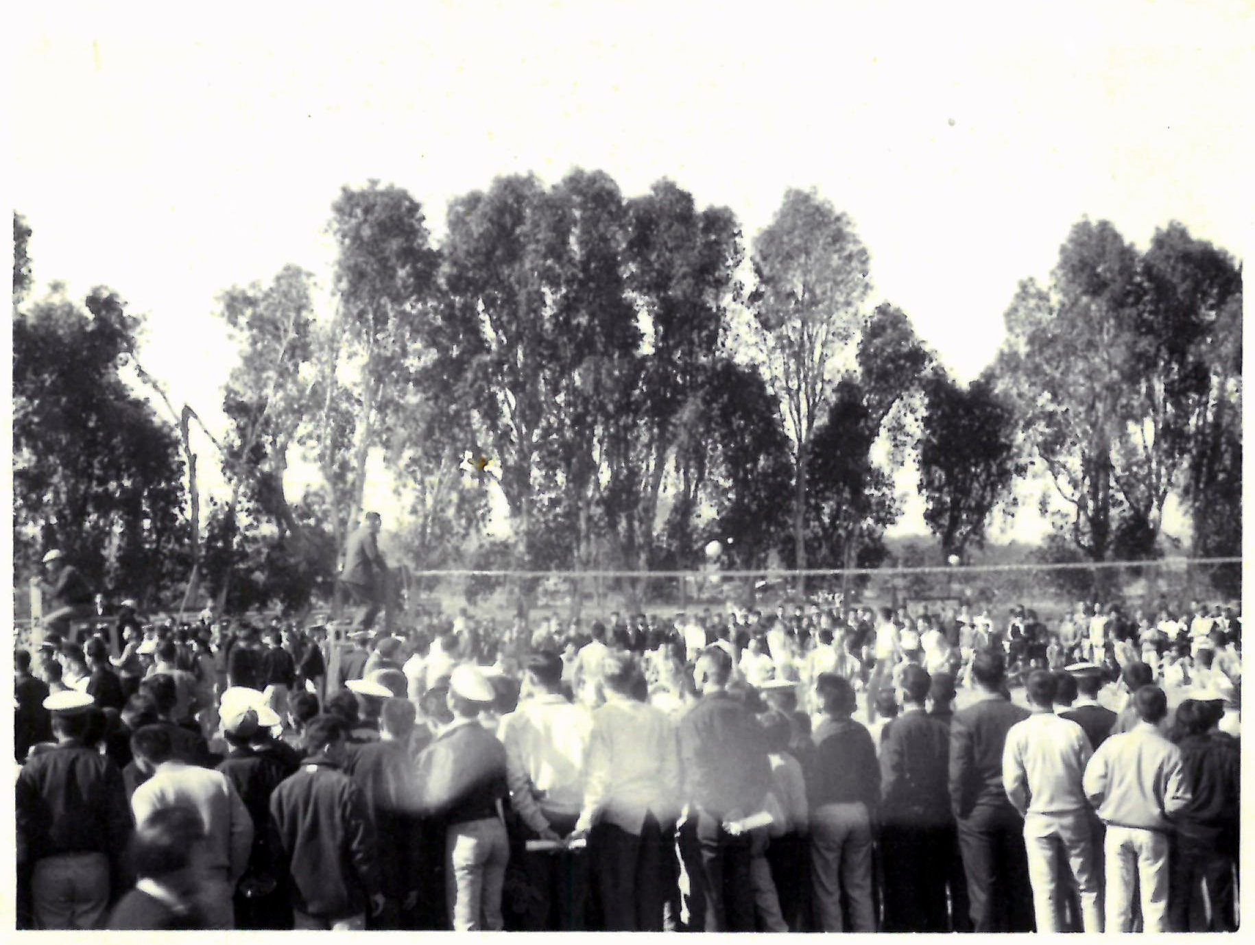 005.51年1月慶祝51年元旦全省第13屆中學排球賽在嘉師操場舉行-人山人海