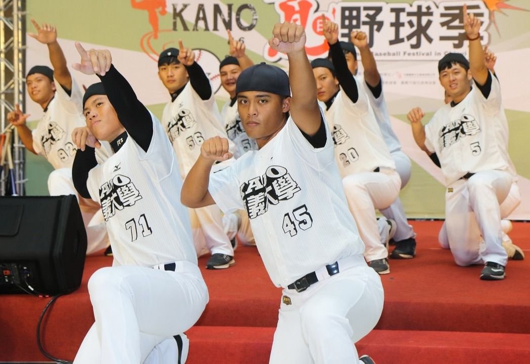 「2017全國高中KANO盃棒球菁英賽」8月將開打，17日下午在台北車站舉行組別抽籤記者會，現場邀請嘉義大學棒球隊開場表演，展現熱血精神。 中央社
