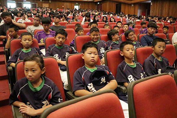 上百名嘉義市國小學生在瑞穗欣賞《棒球@台灣》紀錄片電子書首映會。（嘉義市政府提供）