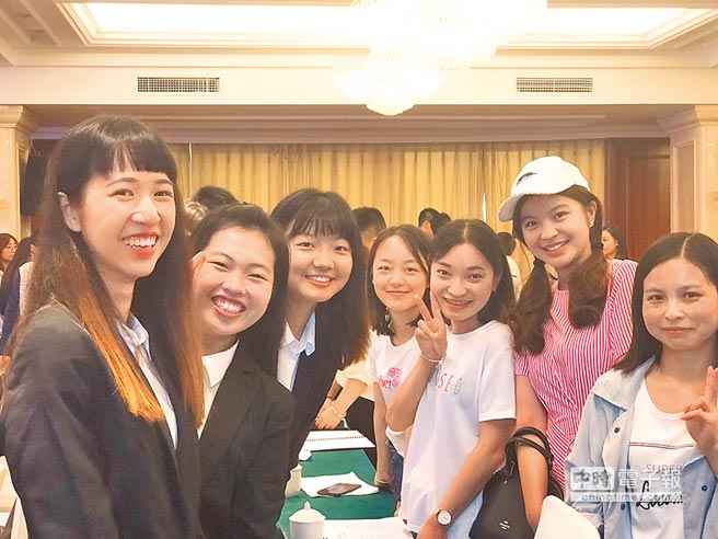 台灣大學生與德陽青年結對交流。（尹顯斌攝）