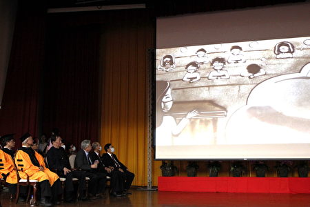 嘉大畢業典禮沙畫祝福，繪出最後一學期戴口罩上課的回憶。（嘉義大學提供）