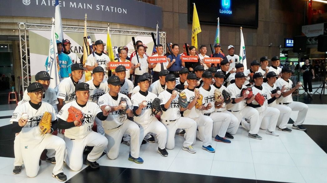 嘉義市政府17日在台北車站大廳舉行「KANO夏日野球季」記者會，宣布將有16支青棒隊伍8月6日起在嘉義市立棒球場參加高中棒球菁英邀請賽。 中央社
