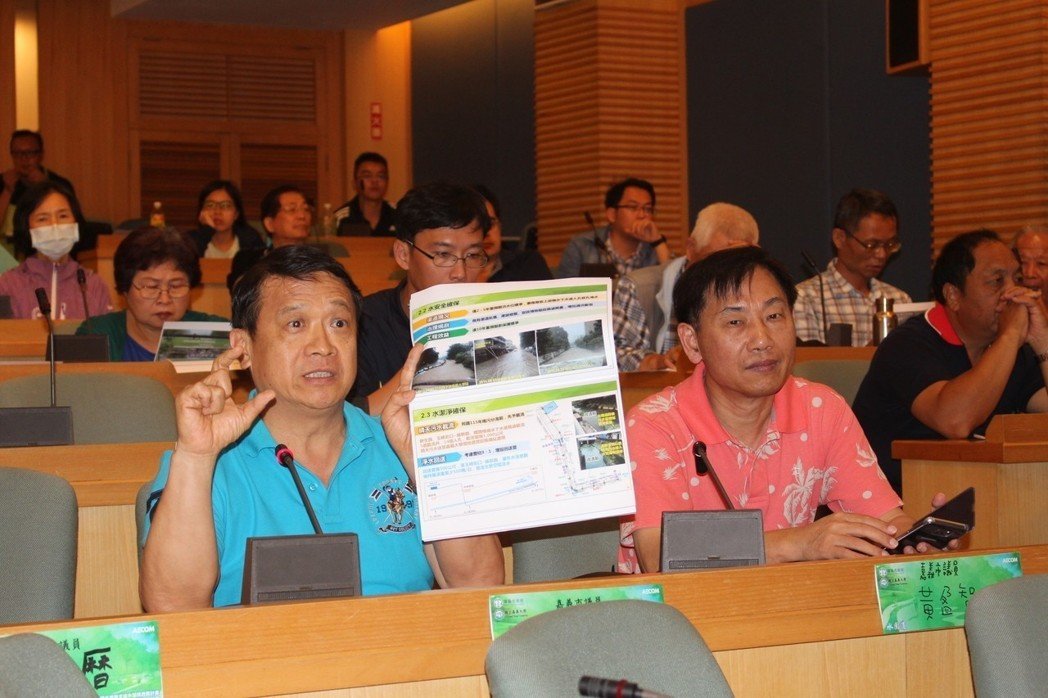 嘉義市民葉國樑（左）拿著市府所發的簡報，提出淹水相關問題。記者姜宜菁／攝影