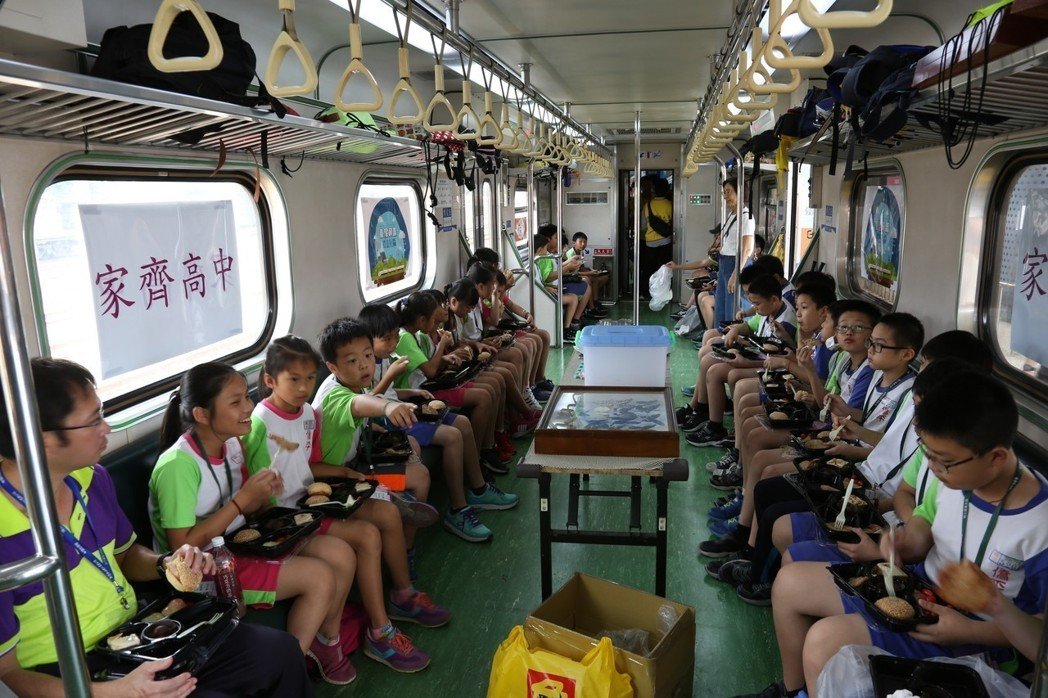 搭火車玩科學！科技部、台鐵合作的「台灣科普環島列車」日前抵達嘉義火車提供
