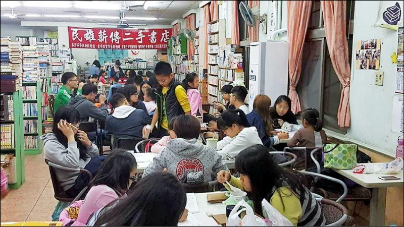 民雄薪傳二手書店發起「清寒學生免費一對一家教」。（記者蔡宗勳翻攝）
