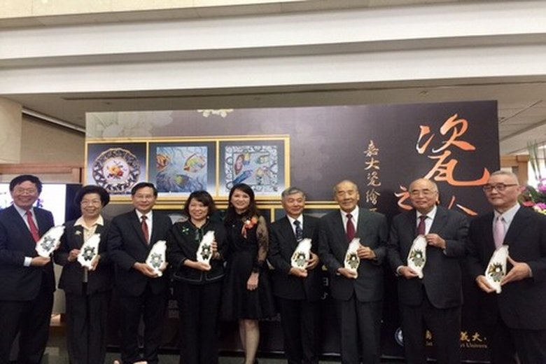 瓷繪藝術家徐瑞芬致贈與會貴賓「台灣熊旺慶豐年瓷盤」。(徐瑞芬提供)