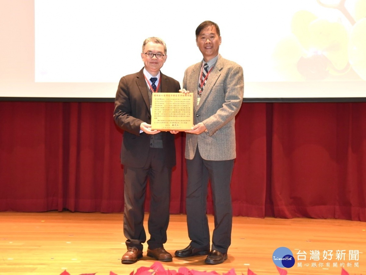 賀!嘉大森林暨自然資源學系林金樹教授(右) 榮獲「台灣農學會農業學術獎」
