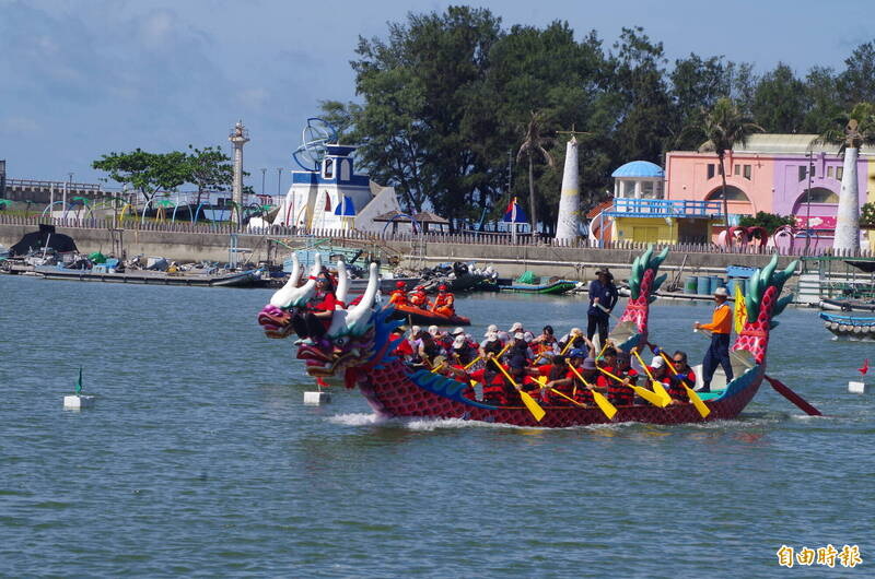 嘉義縣今天在東石漁人碼頭舉行龍舟競賽，參賽隊伍卯足全力划槳。（記者王善嬿攝）
