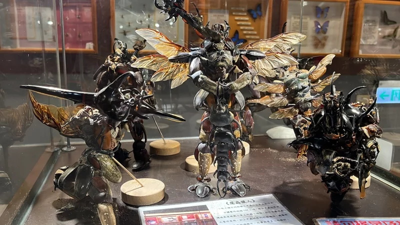 嘉義大學昆蟲館展示廳裡有座由全部由甲蟲「零件」組裝而成的5個鎧甲戰士「魔蟲獵人」。記者李宗祐／攝影