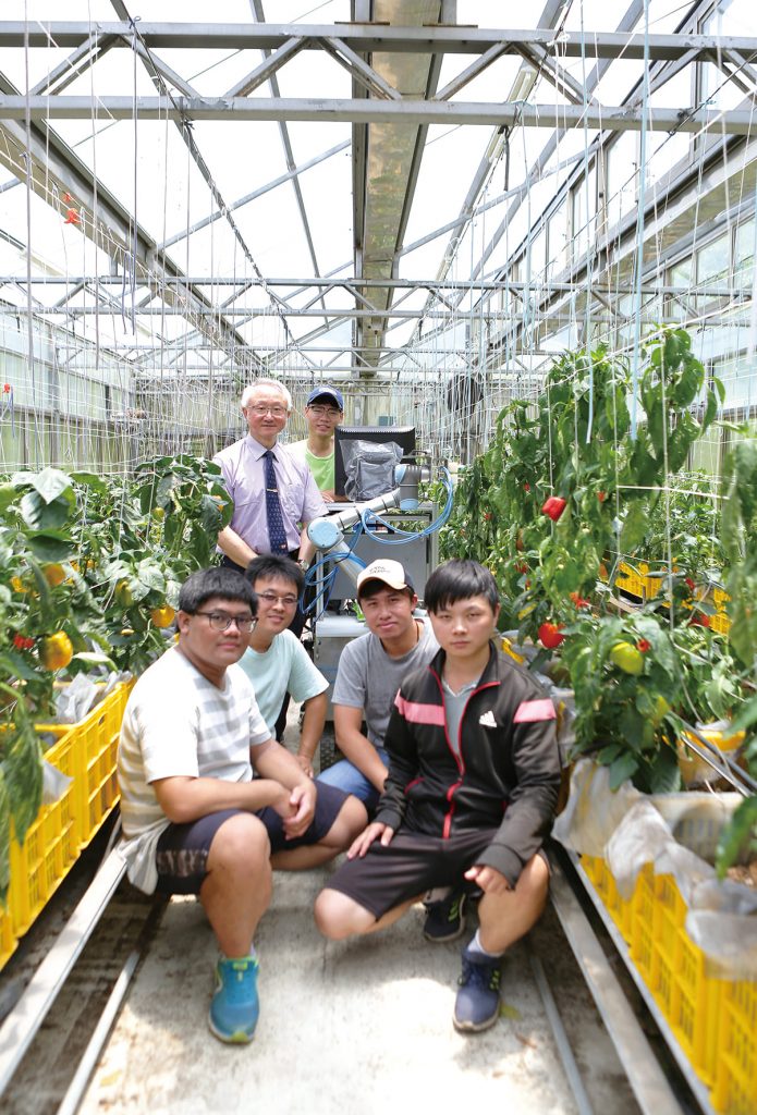 嘉義大學校長艾群帶領研究團隊研發「甜椒栽培植保機器人」。