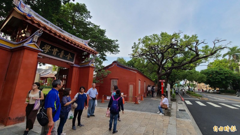 專家學者為台南孔子廟前的鳯凰木把脈。（記者劉婉君攝）