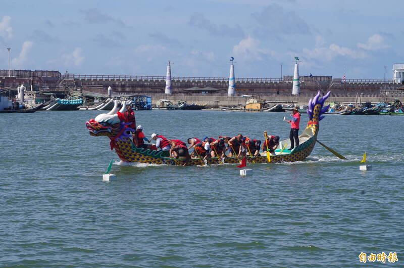 嘉義縣龍舟賽今天在東石漁人碼頭舉行，吸引34支隊伍報名參賽。（記者王善嬿攝）