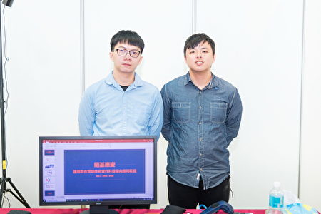 嘉大資訊工程學系學生葉哲睿(左)與黃紀嘉(右)合影。（嘉義大學提供）