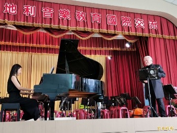 世界銅管協會主席Otto Souter（右）吹奏小號與嘉大附小校友黃于真（左）演奏鋼琴與嘉大附小管、弦樂團一起進行合奏。（記者丁偉杰攝）