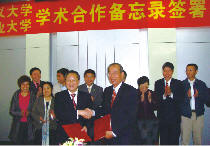 李明仁校長(前右)與華南農大陳曉陽校長(前左)共同簽署學術交流合作備忘錄