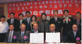 本校李校長明仁(前排左3)與耐斯企業集團游董事長國謙(前排右2)簽署產學協議書後與雙方與會人員合影