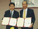 李明仁校長（右）與台積電王英郎處長（左）簽署捐贈書