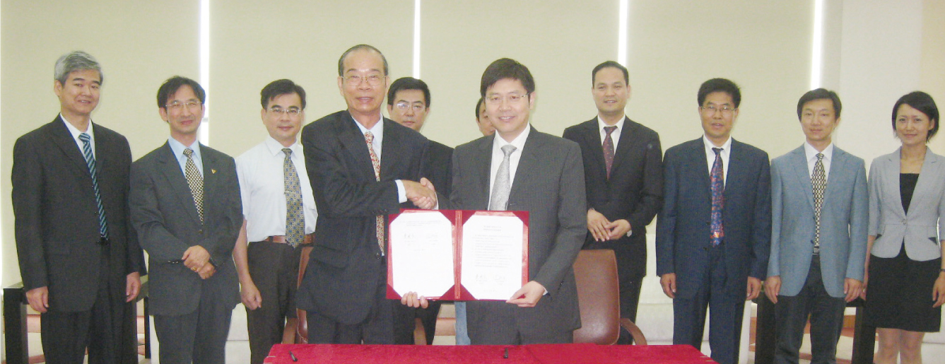 李明仁校長(前排左)與東北大學丁烈云校長(前排右)共同簽署兩校學術科技合作協議書