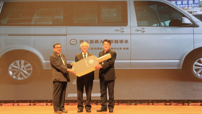 翁寶國理事長(右)代表捐贈醫療用專車