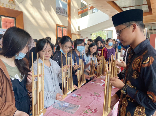 參與活動師生體驗印尼傳統樂器