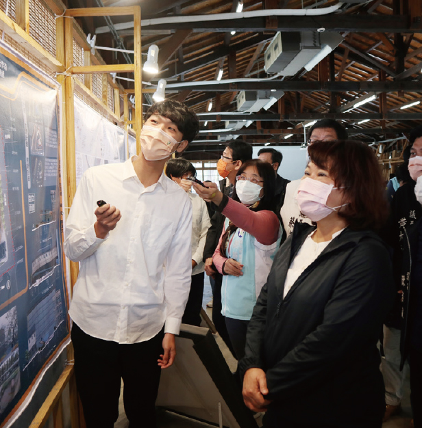 景觀學系學生陳漢汶向黃敏惠市長解說嘉義市美術館周邊景觀設計構想