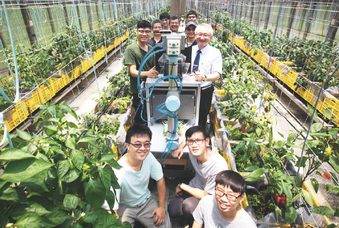 艾群校長帶領團隊研發甜椒植保機器人精準施藥助農事