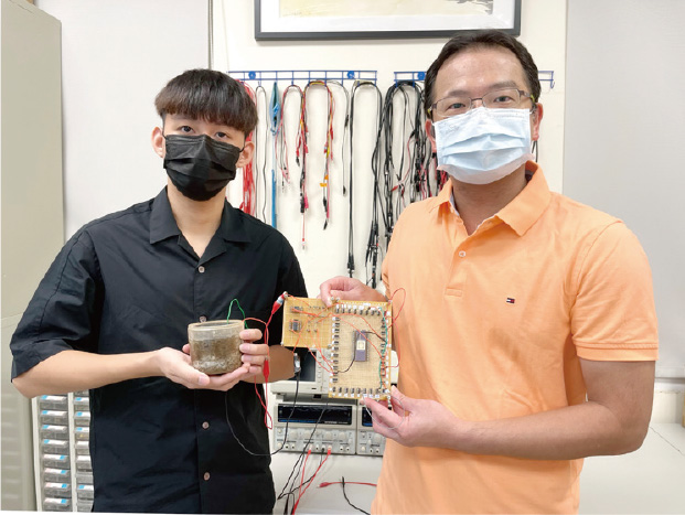 電機系江政達教授(右)指導學生徐崇瑜成功研發土壤酵母菌偵測器