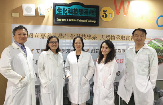 「植物化合物萃取技術團隊」，左起：陳瑞祥教授、張心怡教授、廖慧芬教授、林芸薇教授及陳政男教授